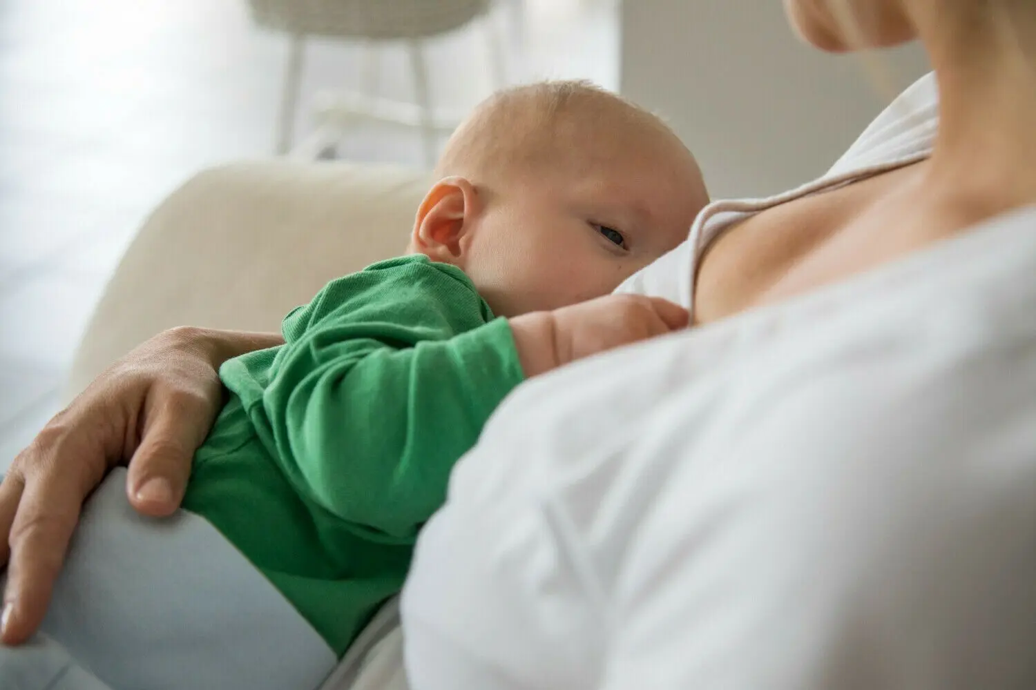 Manche Neugeborene sind von der Geburt in den Kiefer- und Kopfgelenken verspannt. Dadurch bekommen Babys ihren Mund nicht so weit auf und es kann zu Problemen beim Stillen kommen.