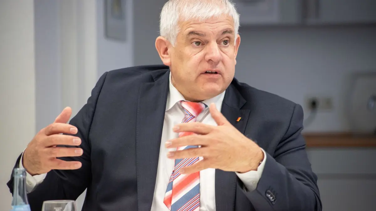 Die Finanzierung des B10-Weiterbaus ist gesichert, Probleme machen die Änderungen vor Ort, sagt der Abgeordnete Hermann Färber.