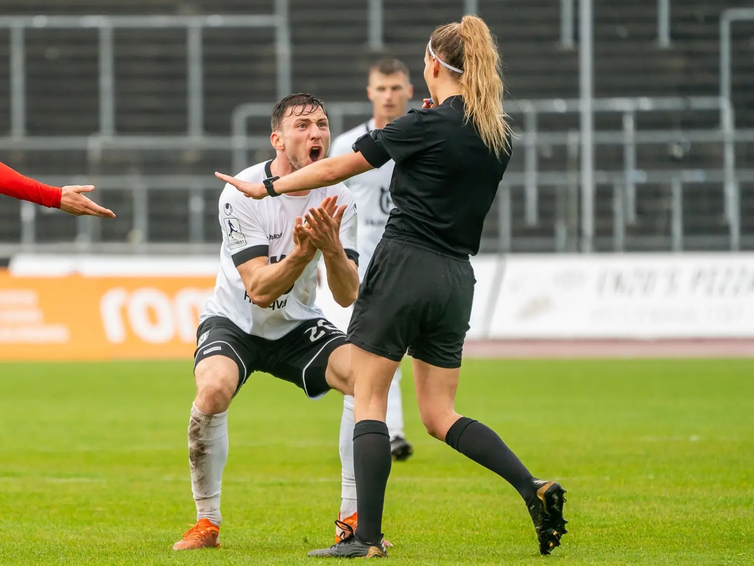 Vergeblich fleht Philipp Maier Schiedsrichterin Fabienne Michel an.
