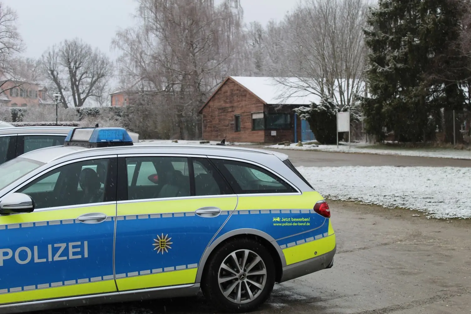 Polizeibesuch auf dem Lindich: Im Krimi um die alten Polizeibaracken wurde am Donnerstagmorgen ein neues Kapitel aufgeschlagen.