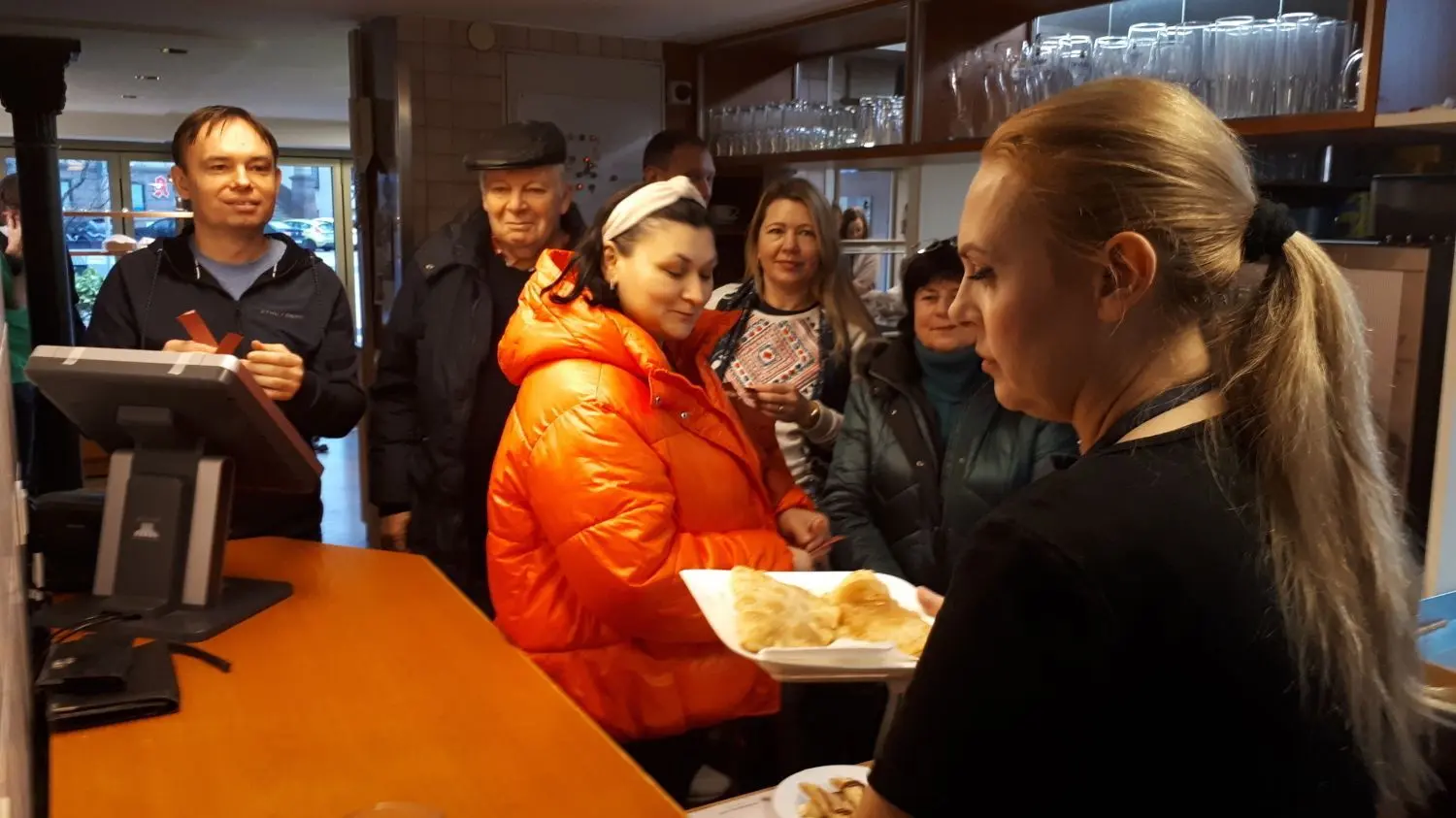 Andrang: Der halboffizielle Eröffnungstag des „Refugios“ am Sonntag war gut besucht. Das Küchenteam hat seine Bewährungsprobe bestanden. Offiziell startet der Wirtschaftsbetrieb im vormaligen „Klaiber“ am Montagabend.