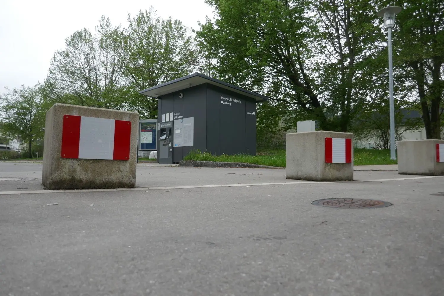 Abgesperrt mit Betonblöcken: Der Wohnmobil-Stellplatz in Blaubeuren steht noch leer. In Bayern ist man schon etwas weiter.⇥