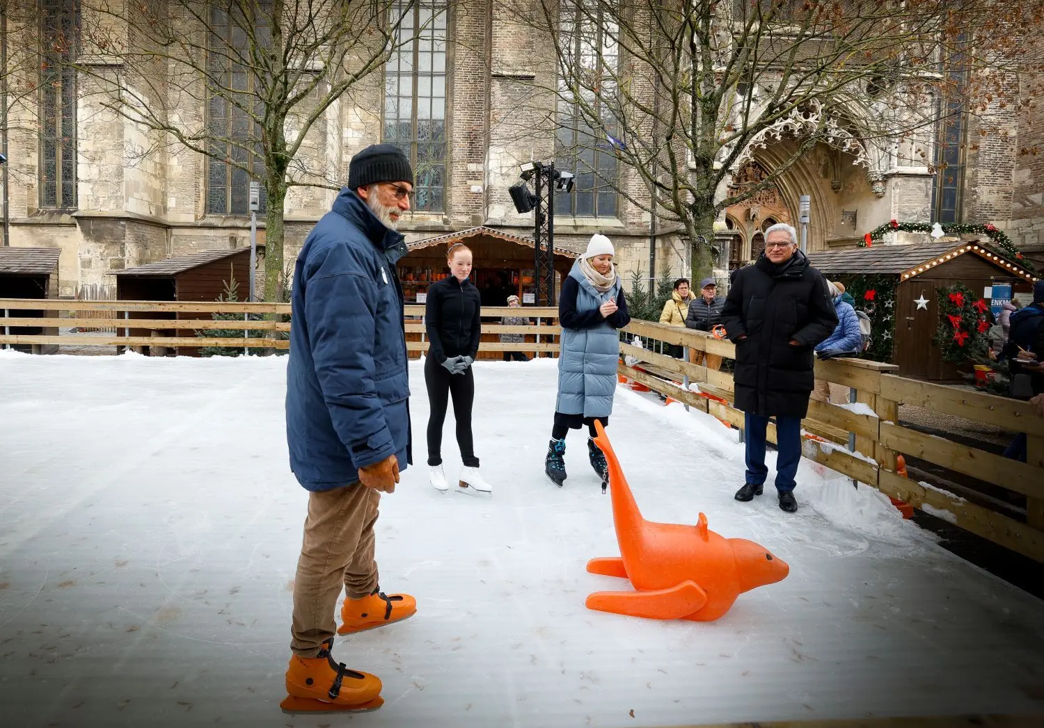 Am Südlichen Münsterplatz wurde die Eisbahn eröffnet, v.l.: Messe-Chef Jürgen Eilts, Eisläuferin Pia Schultheiß, Citymanagerin Sandra Walter und Oberbürgermeister Gunter Czisch.