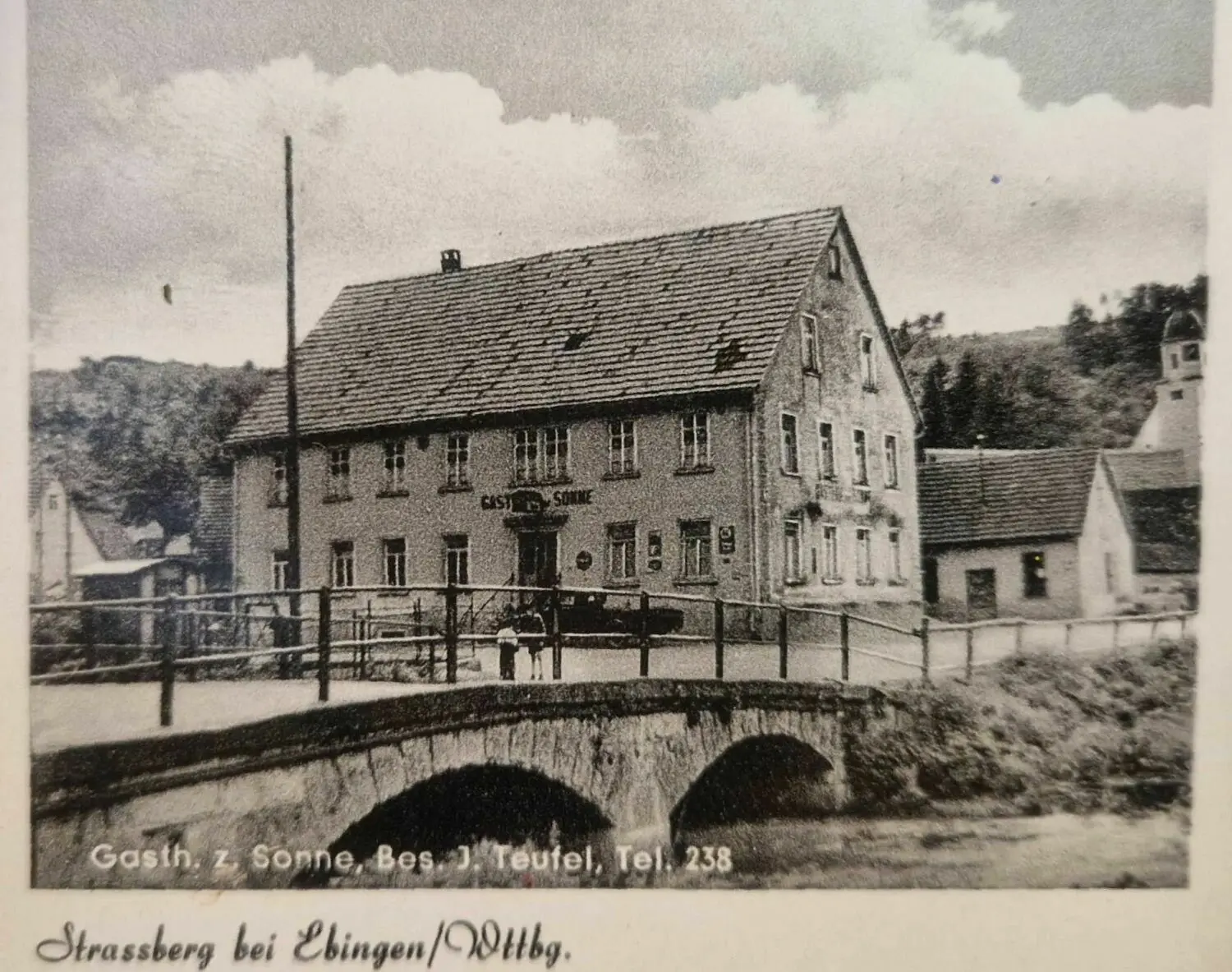 Das Bild auf einer alten Postkarte von Straßberg zeigt das Gasthaus „Sonne“ laut um 1900.