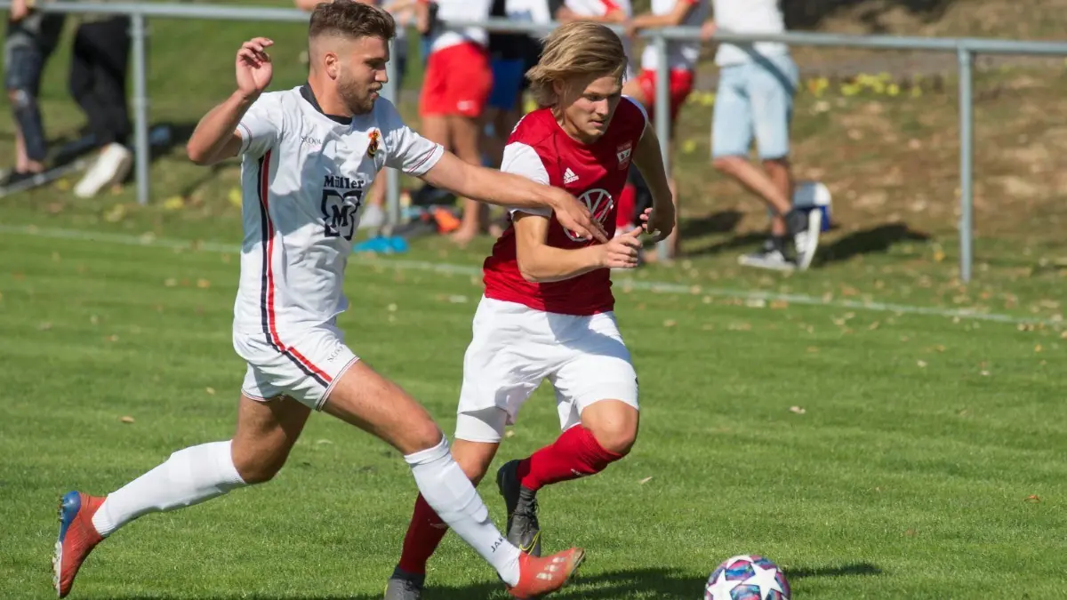 Maximilian Schweizer vom SV Jungingen (links) im Zweikampf mit Felix Rothe vom TSV Blaustein. Die Partie entschieden die Gäste aus Blaustein klar für sich.⇥
Fußball-Bezirksliga SV Jungingen - TSV Blaustein
Nr.16 Jungingen, Nr.9 Blaustein