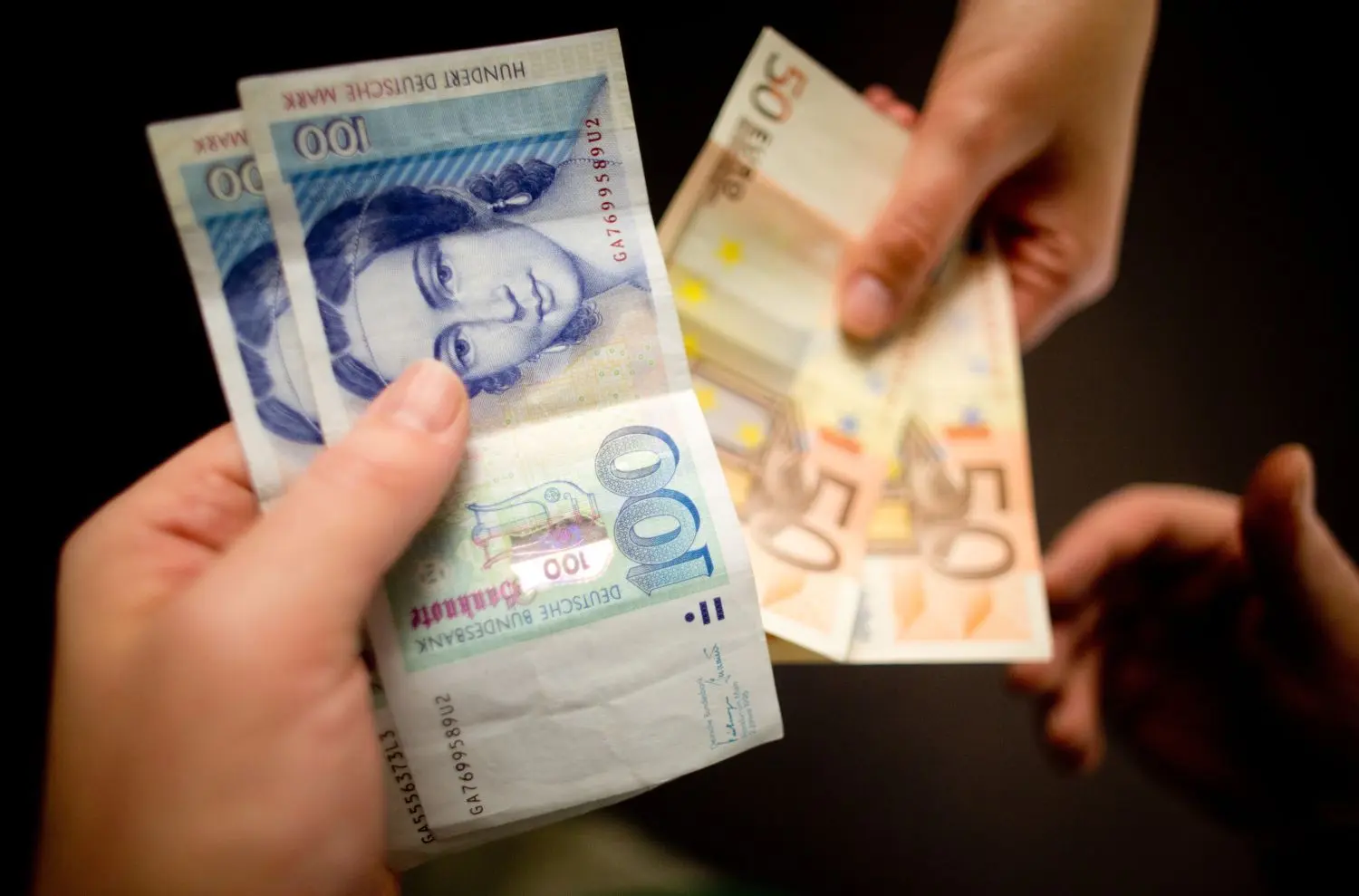 Noch immer wird D-Mark gegen Euro getauscht. Die Deutsche Bundesbank hat in diesem Jahr bislang mehr als 53 Millionen D-Mark in Euro umgetauscht.