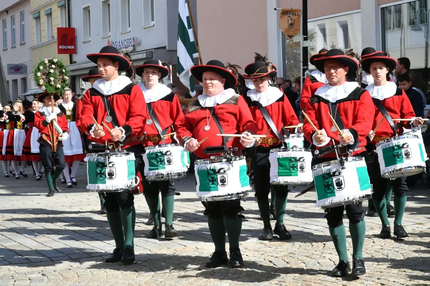 Musikkappellen aus Ehingen, historische Bürgerwachen und Milizen aus 48 Orten in Baden-Württemberg und rund 2000 Teilnehmer "im bunten Rock" waren am Sonntag zu Gast in Ehingen.