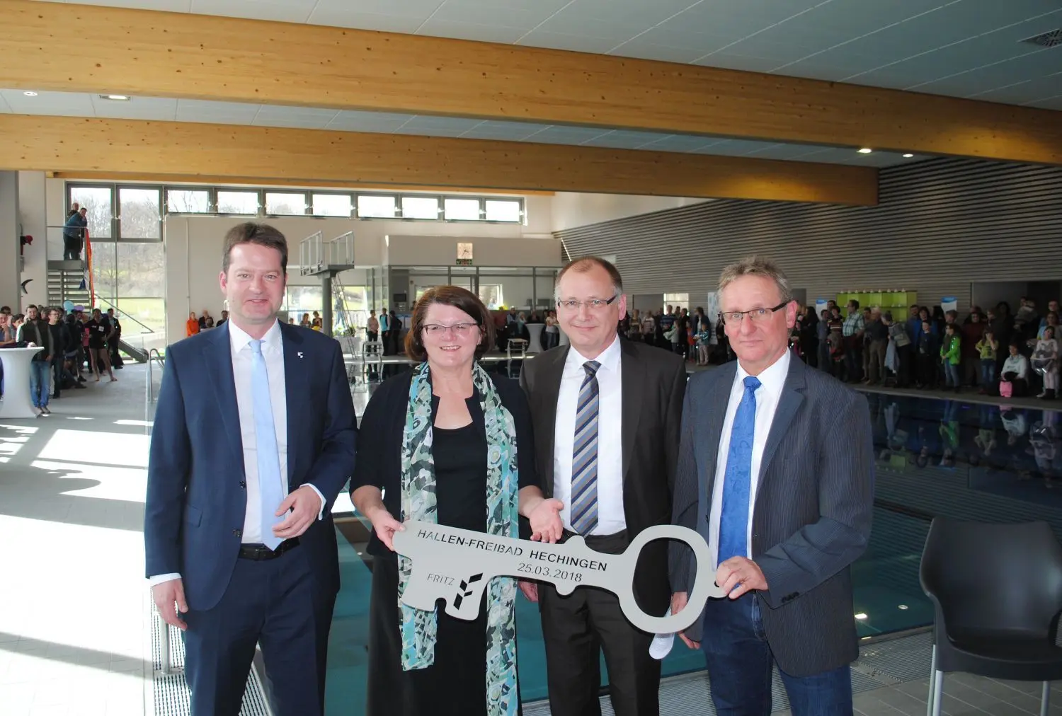 Bei der symbolischen Schlüsselübergabe: Erster Beigeordneter Philipp Hahn (links) mit Stadtbaumeisterin Helga Monauni sowie Gerold Winter und Klaus Schönleber vom Planungsbüro Fritz aus Bad Urach.
