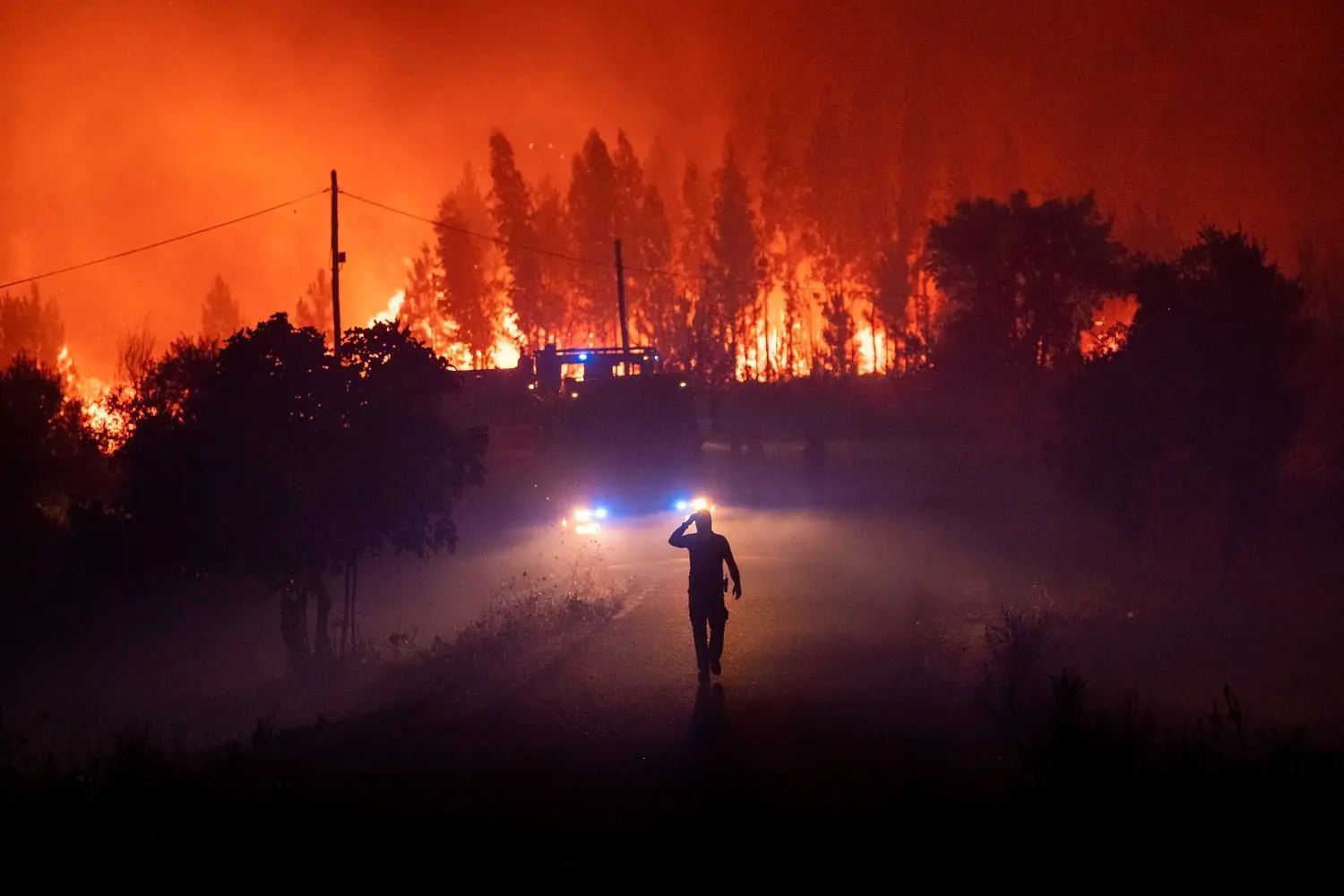 Rettungskräfte sind bei den schweren Waldbränden in Portugal im Einsatz.
