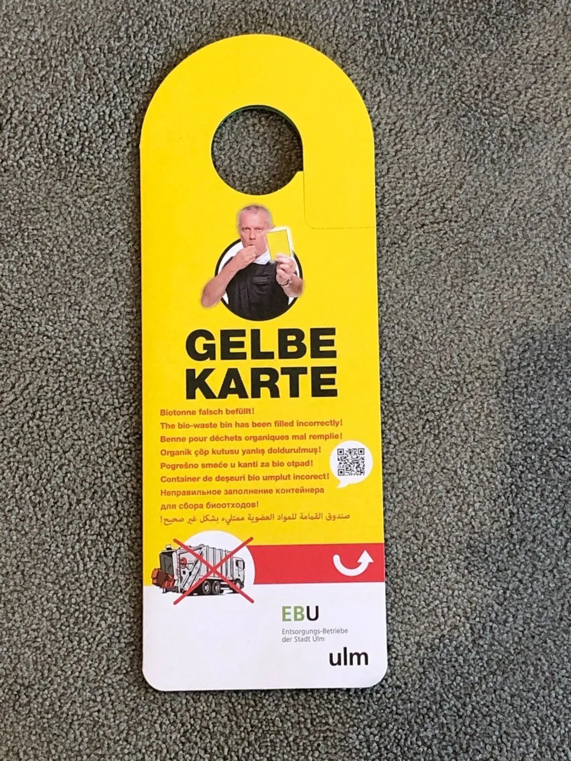Wenn diese Gelbe Karte am Mülleimer hängt, ist die Biotonne nicht korrekt befüllt.⇥