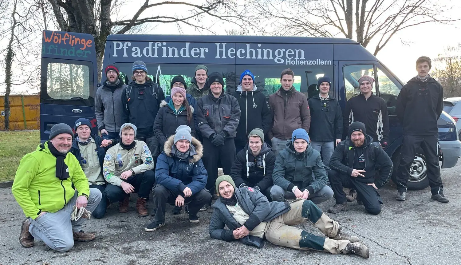 Die Pfadis auf dem Erinnerungsbild für die letztjährige Christbaum-Aktion. Damals war die Truppe wie im Jahr zuvor noch im Corona-Modus: Nur die Älteren durften mitmachen – und der Pfarrer.