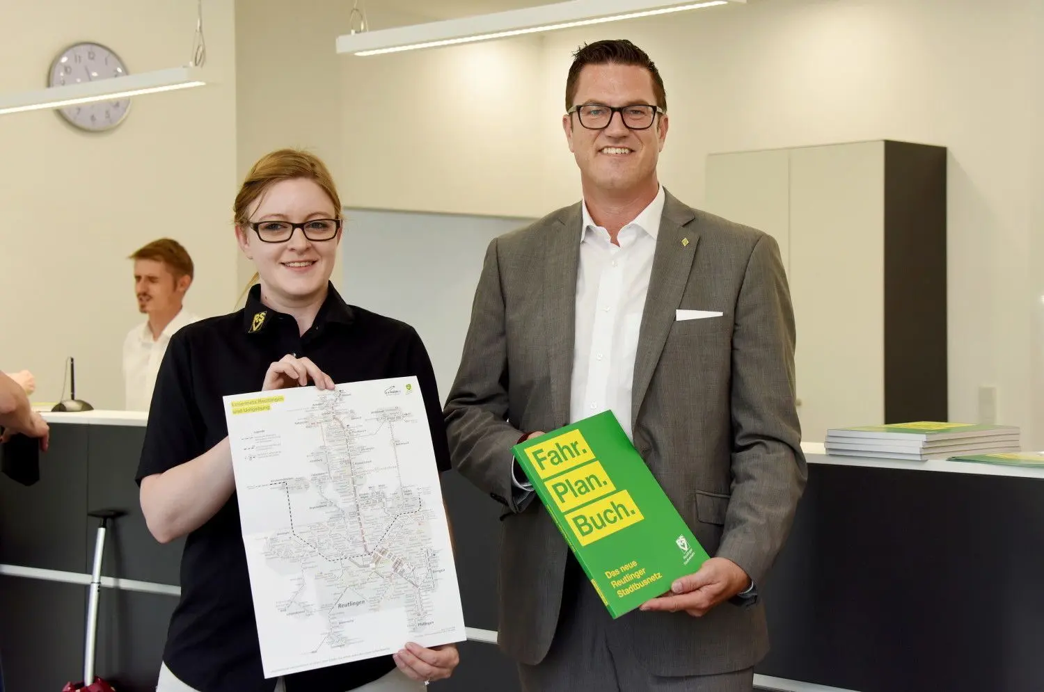 Stefanie Ammer, Leiterin des Kundencenters und Bern Kugel, Leiter des RSV-Marketing, sind sich sicher, dass das neue Stadtbusnetz mit zahlreichen neuen Linien und Haltestellen gut bei den Nutzern ankommt.