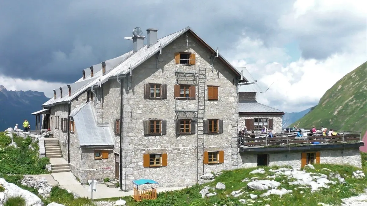 Alexander Rach
Die älteste DAV-Hütte in den Allgäuer Alpen: Das Prinz-Luitpold-Haus ist für die meisten Wanderer Startpunkt für den Anstieg zum Hochvogel. Foto: Alexander Rach.