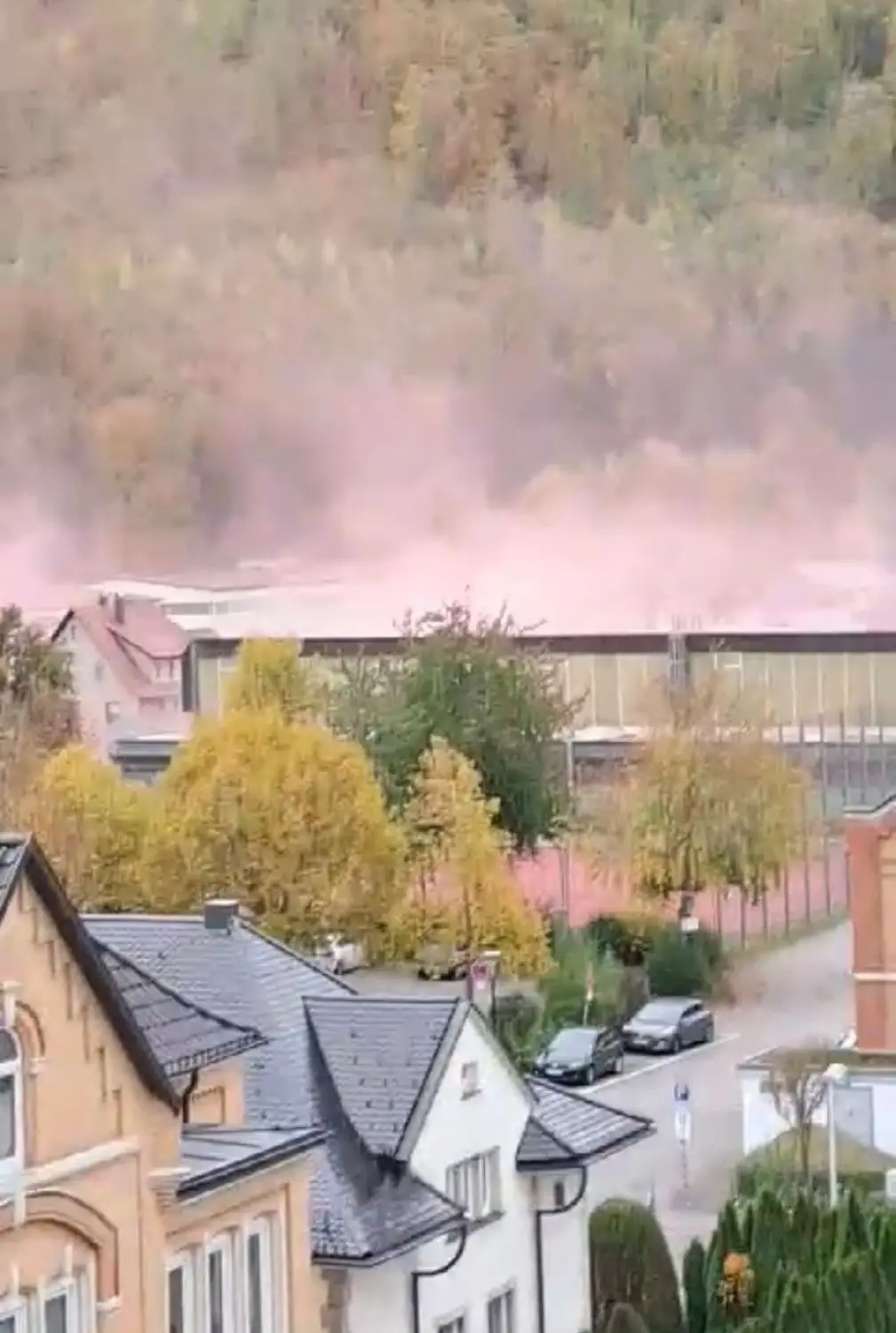 Rauch auf dem Dach der Kreissporthalle.