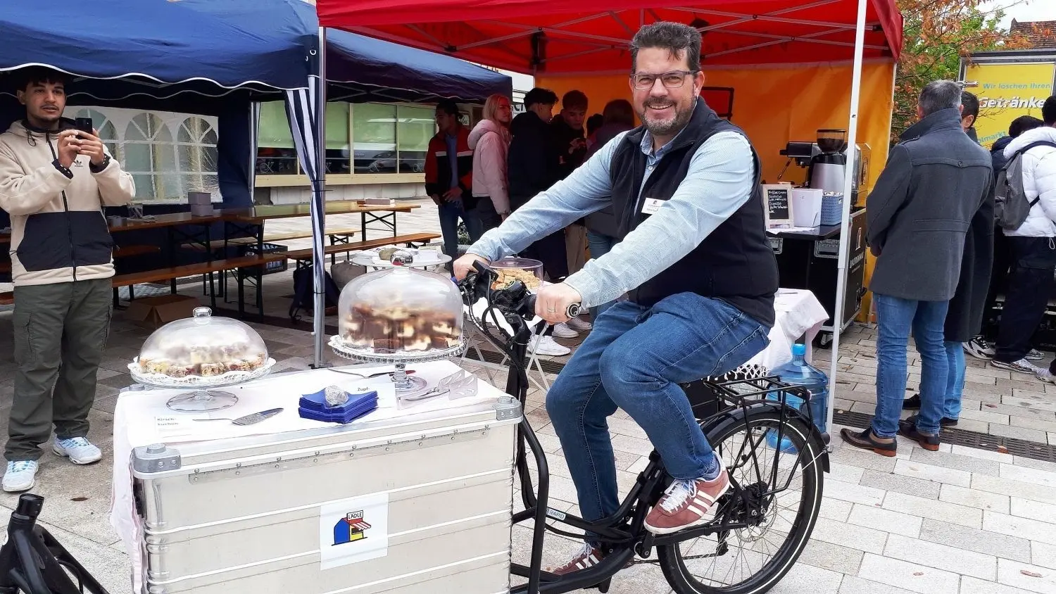 Auf dem Kuchen-Fahrrad: Micha Haasis, Bereichsleiter des Diasporahauses.