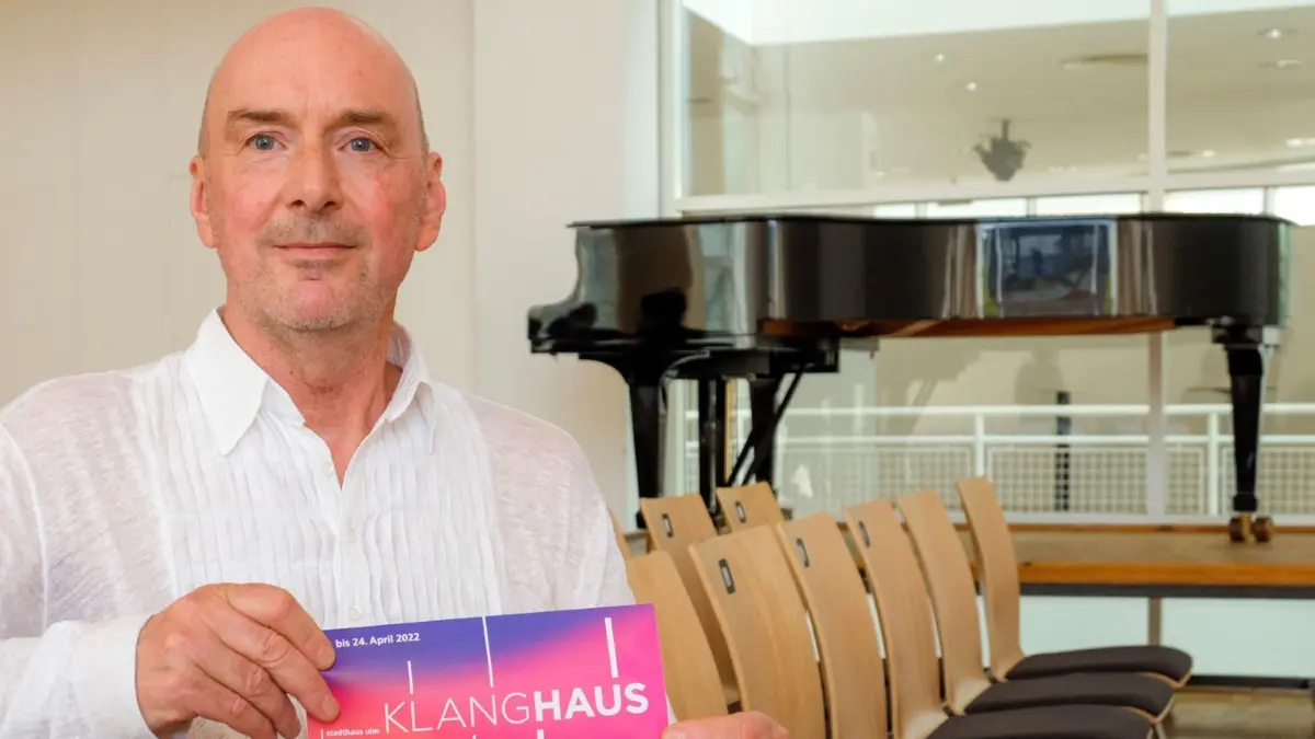 Noch sitzt nur er im Saal: Jürgen Grözinger präsentiert das Programm, das Freunde der Neuen Musik begeistern soll. ⇥
Jürgen Grözinger präsentiert das KlangHaus-Programm, das an drei Tagen Freunde der neuen Musik begeistern wird.