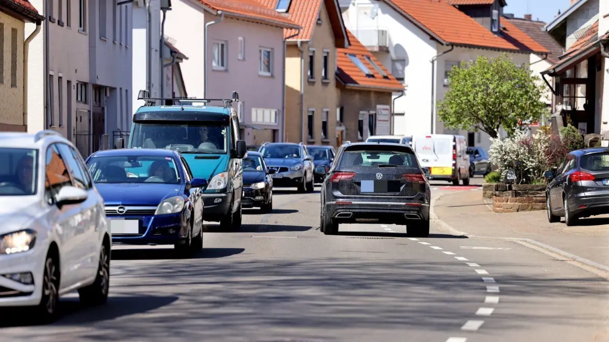 Tempo 30 für die Ortsdurchfahrt: Das möchte die Verwaltung in ein Mobilitätskonzept aufnehmen und dazu wiederum eine breit angelegte Bürgerbeteiligung anstoßen.⇥
Ortsdurchfahrt Metzinger Straße Uracher Straße Tempo 30