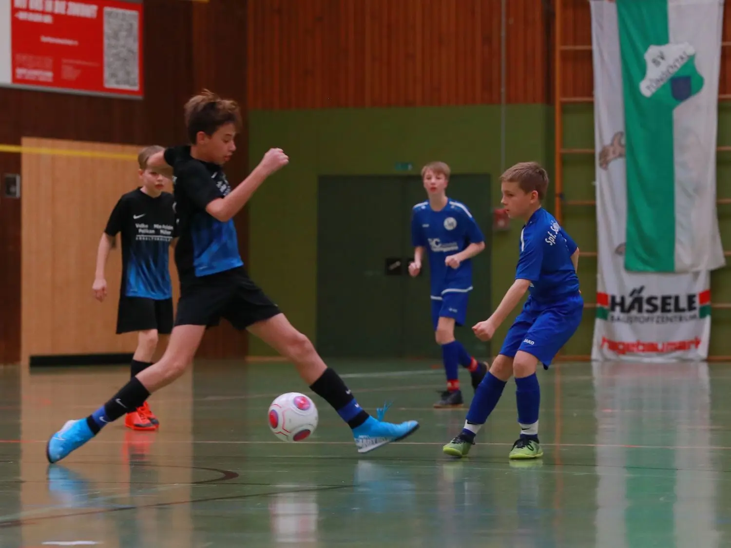 Die D-Jugend des SC Steinbach (schwarze Hosen) siegt im Endspiel 2:1 gegen die Sportfreunde Hall.