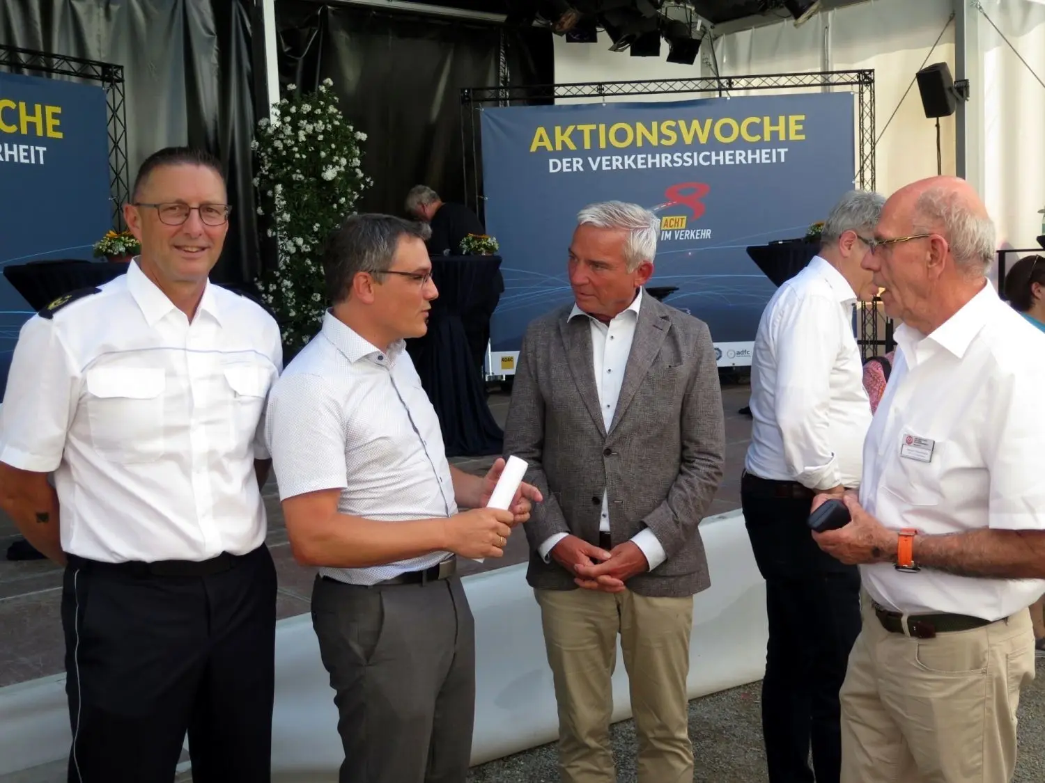 Balingens Oberbürgermeister Dirk Abel (Zweiter von links) im Gespräch mit Innenminister Thomas Strobl (Dritter von links).