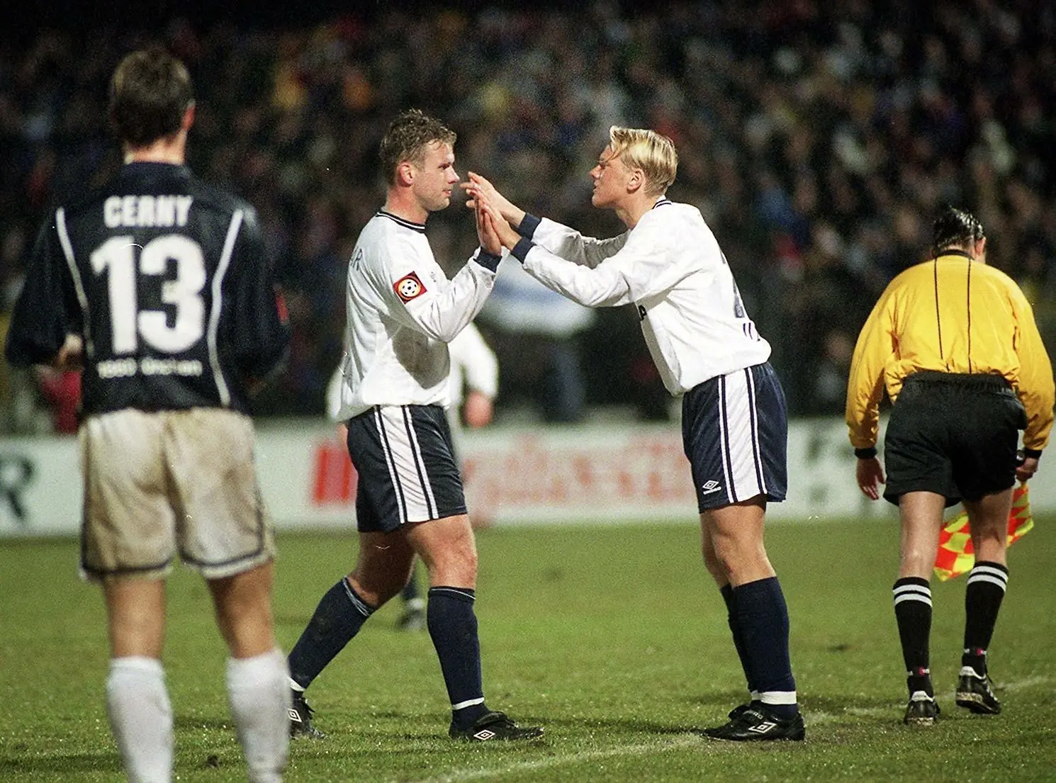 Am 8. Februar 2000 trafen der SSV Ulm 1846 und der TSV 1860 München das letzte Mal aufeinander. Die Partie im Donaustadion endete mit einem 3:0-Sieg für die Spatzen. Der Ulmer Sascha Rösler (rechts) klatscht seinen Teamkollegen Hans van de Haar ab.⇥