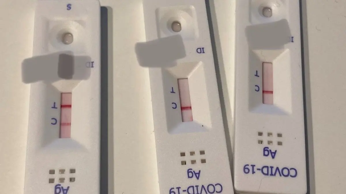 Sohn, Mutter, Vater – und einer ist doch eindeutig positiv, oder? Links das Testergebnis eines Neunjährigen aus Neu-Ulm, der danach in einem Testzentrum negativ getestet wurde. Das sei doch rätselhaft, meint die Familie.