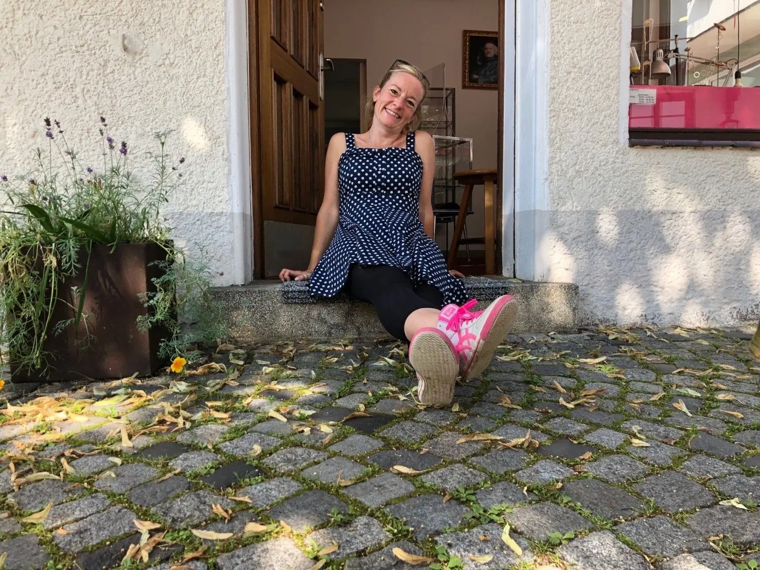 Der Thron hoch oben an der Hausfassade bleibt in diesem Jahr unbesetzt und Ira Dentler relaxed auf dem Boden.