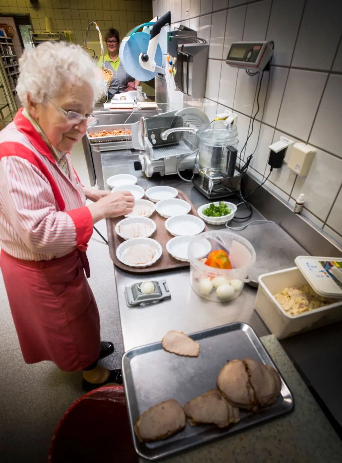 Mutter Maria arbeitet mit 86 noch mit, hier beim Zubereiten der Sülzen.