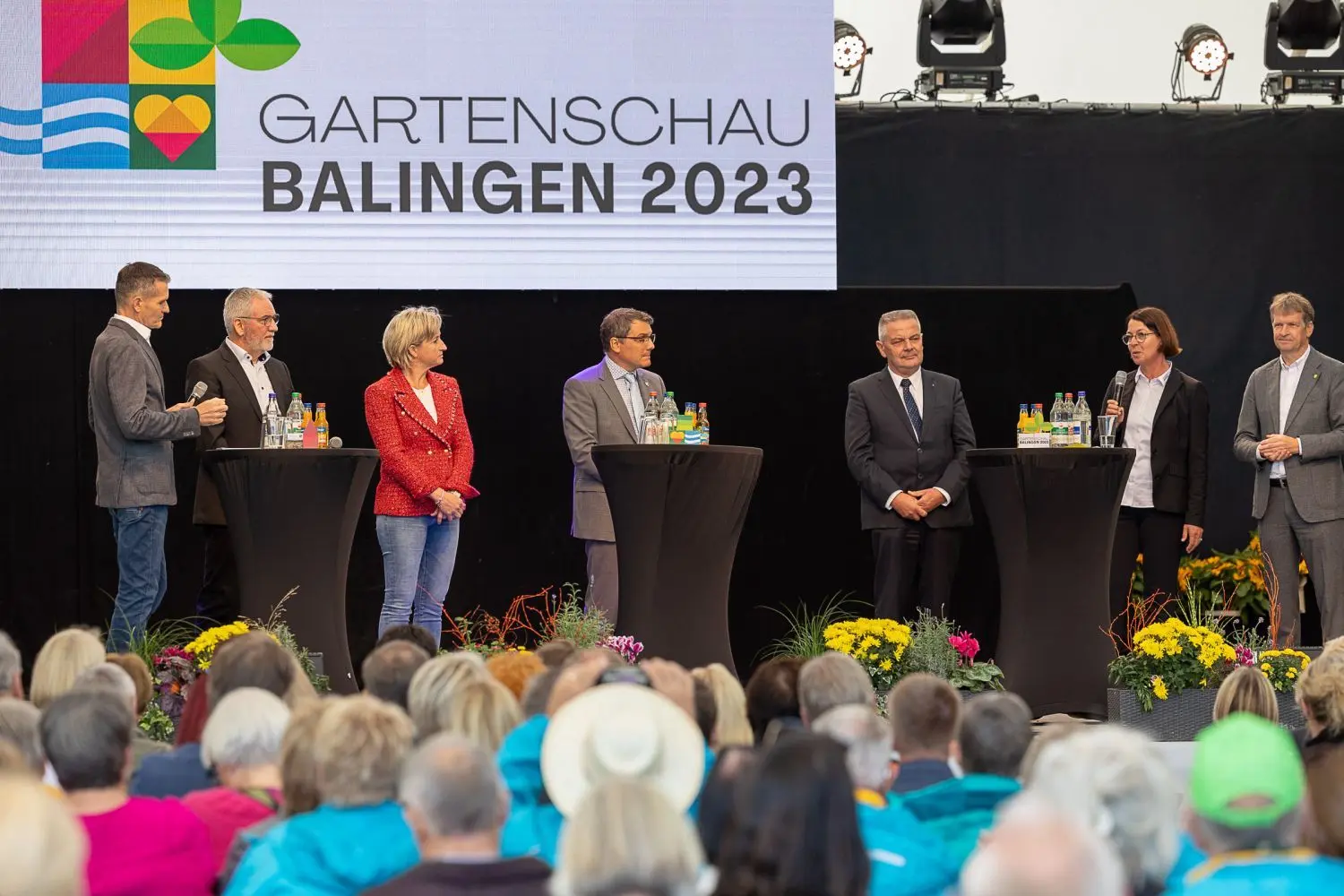 Unser Bild zeigt von links: Moderator Jens Zimmermann, Bernd Flohr, Nicole Hoffmeister-Kraut, Dirk Abel, Gerhard Hagenschmidt, Annette Stiehle und Günther-Martin Pauli. ⇥