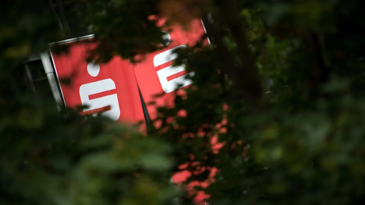 Die Sparkasse zieht sich im Dezember aus sieben Ortschaften im Landkreis Hall zurück. ⇥
ARCHIV - 28.06.2018, Baden-Württemberg, Tübingen: Zwei Fahnen mit dem Logo der Sparkassen, von denen die rechte spiegelverkehrt ist, wehen vor dem Sparkassen Carré der Kreissparkasse Tübingen. Negative Zinsen in einem Riester-Sparplan der Sparkasse widersprechen nach Ansicht des Oberlandesgerichts Stuttgart dem Grundgedanken der Altersvorsorge. Die Richter verboten der Kreissparkasse Tübingen daher am 27.03.2019 die Verwendung solcher Klauseln in ihren Verträgen. Foto: Sebastian Gollnow/dpa +++ dpa-Bildfunk +++