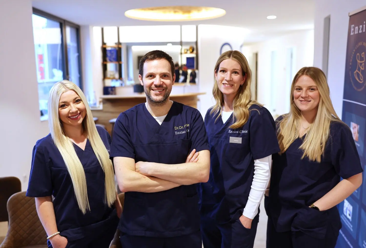 Das Team in der Enzian Clinic in der Outletcity hat viel Erfahrung, es wird täglich mehrfach operiert. Von links nach rechts: Ann-Kathrin Mayer, Dr. Dr. Martin Pfeifle, Alexandra Rentz und Denise Mayer. ⇥
