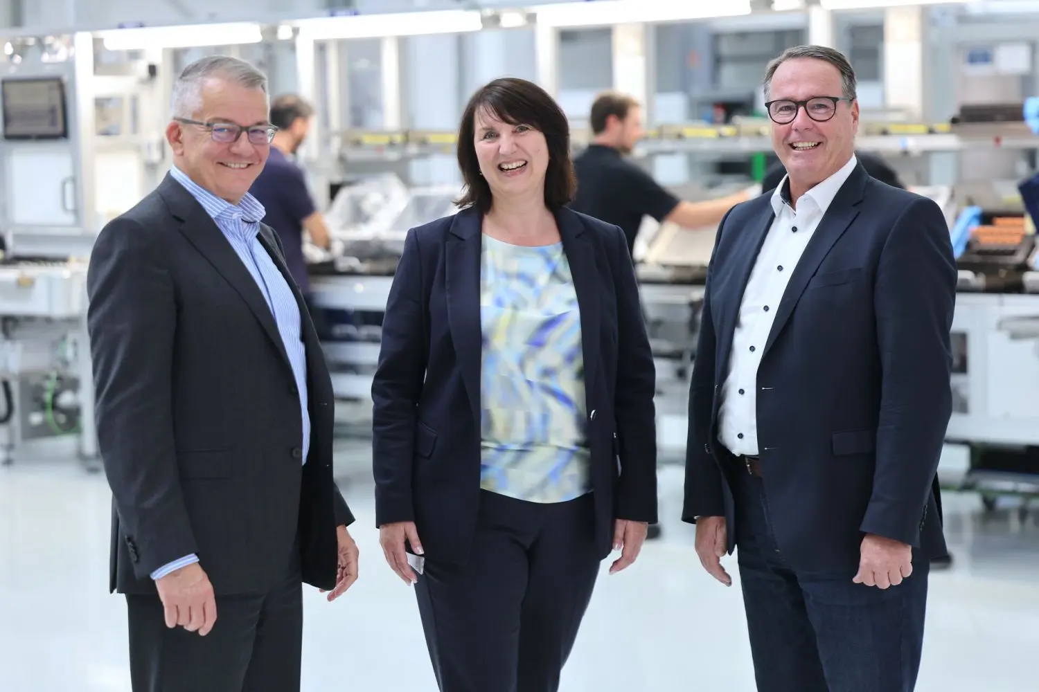 Unter dem Albtrauf entsteht etwas Neues, sagen die Elring-Klinger Führungskräfte Dr. Markus Keddi, Petra Flüg und Jürgen Weingärtner (v. links). Sie werben um Fachkräfte für die neuen Großaufträge.