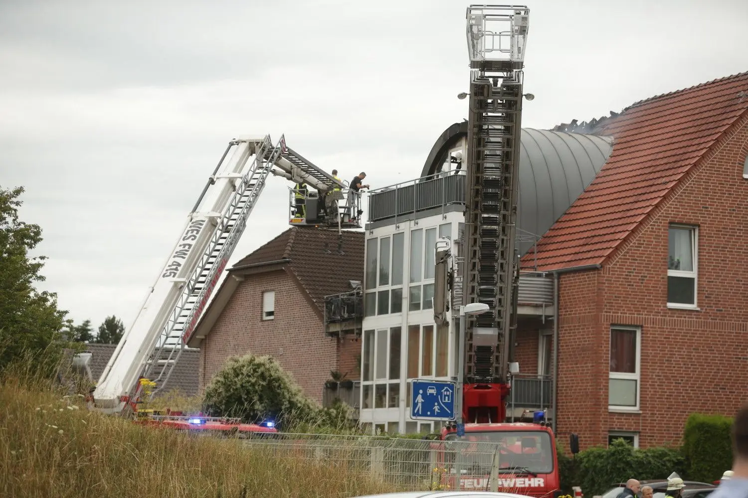 In Wesel ist ein Flugzeug auf ein Haus gestürzt. Das Flugzeug war auf das Hausdach gestürzt, ein Brand brach aus.