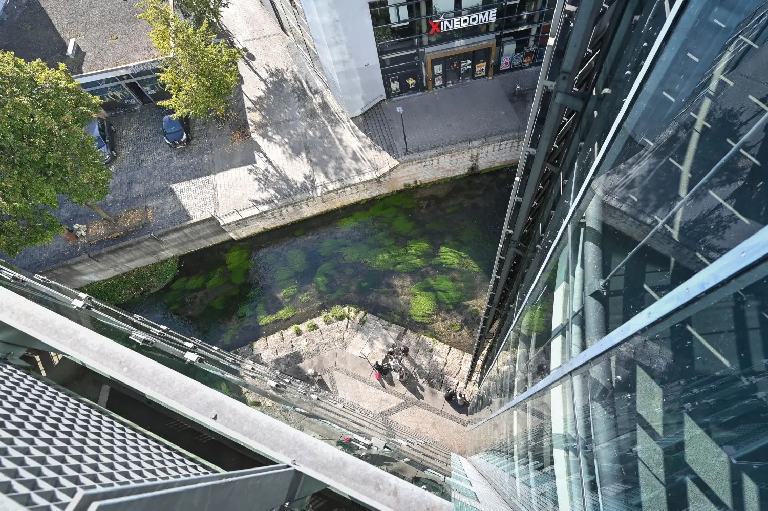 Ungewohnte Perspektive: Der Lederhof von oben – fotografiert vom Parkhaus Deutschhaus aus. ⇥