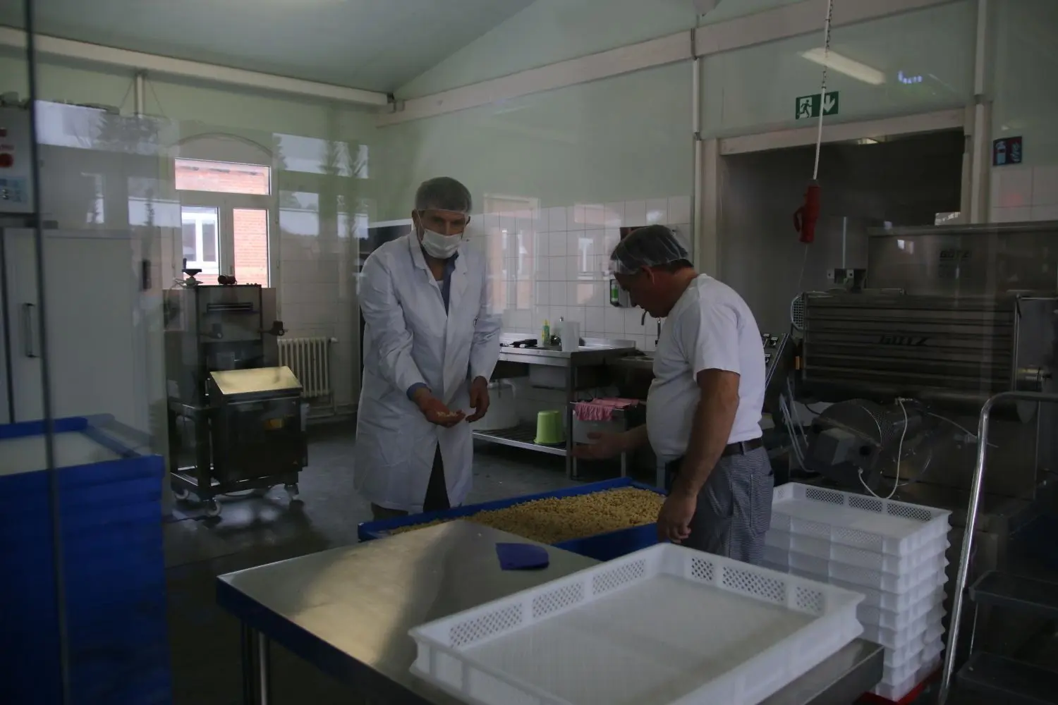 Nudelkunst hautnah: Eine gläserne Manufaktur bietet den Besuchern Einblicke in die traditionelle Nudelherstellung.