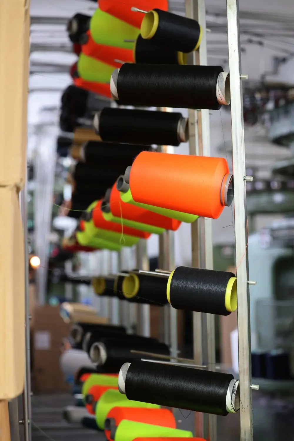 Albstoffe werden auf modernen Albstädter Strickmaschinen von „Mayer&Cie und Beck“ hergestellt. Selbst die hochwertigen Nadeln sind aus Albstädter Produktion von Groz-Beckert.