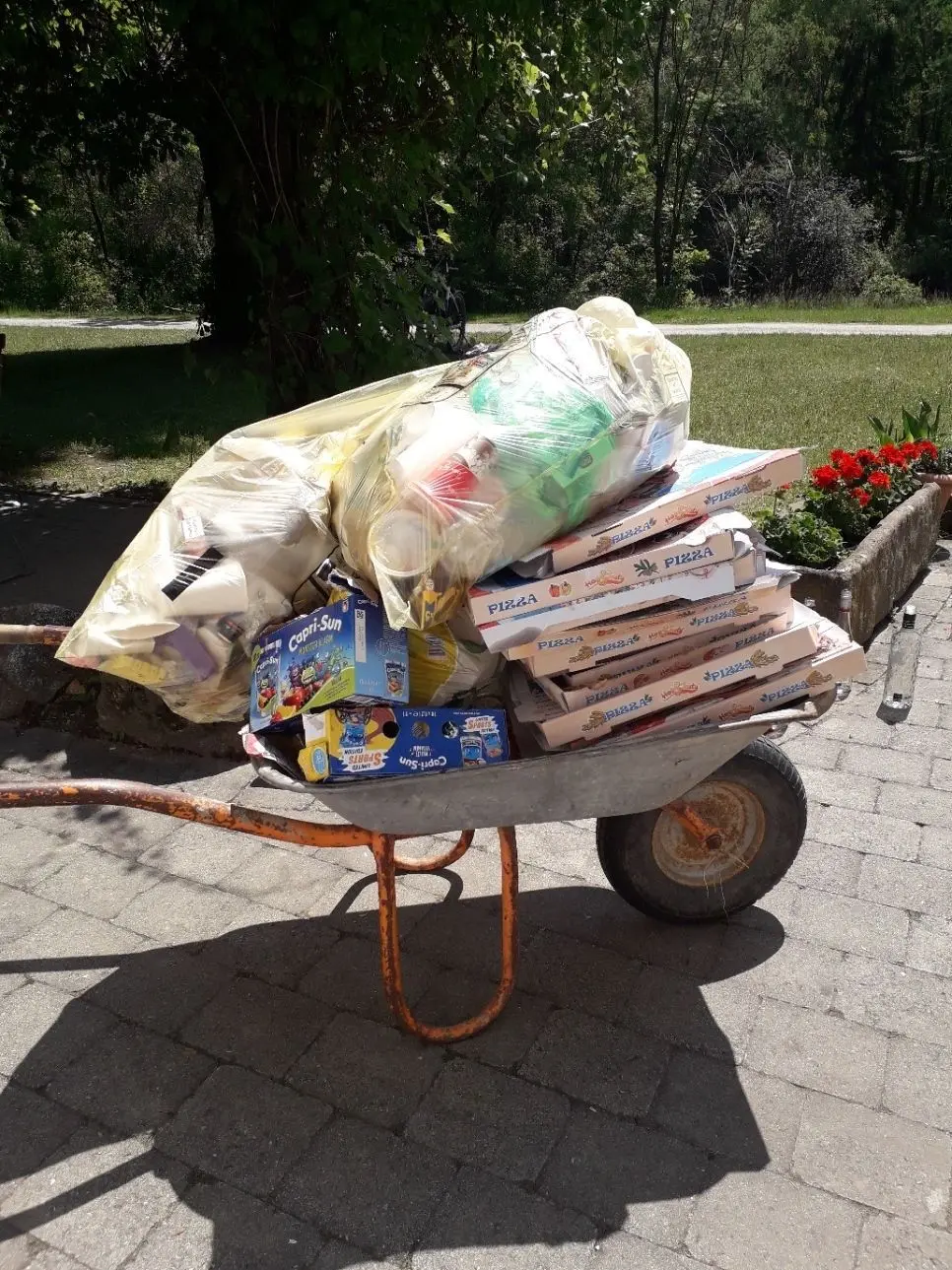 Die Hinterlassenschaft von nur einem Party-Abend füllt einen Schubkarren.