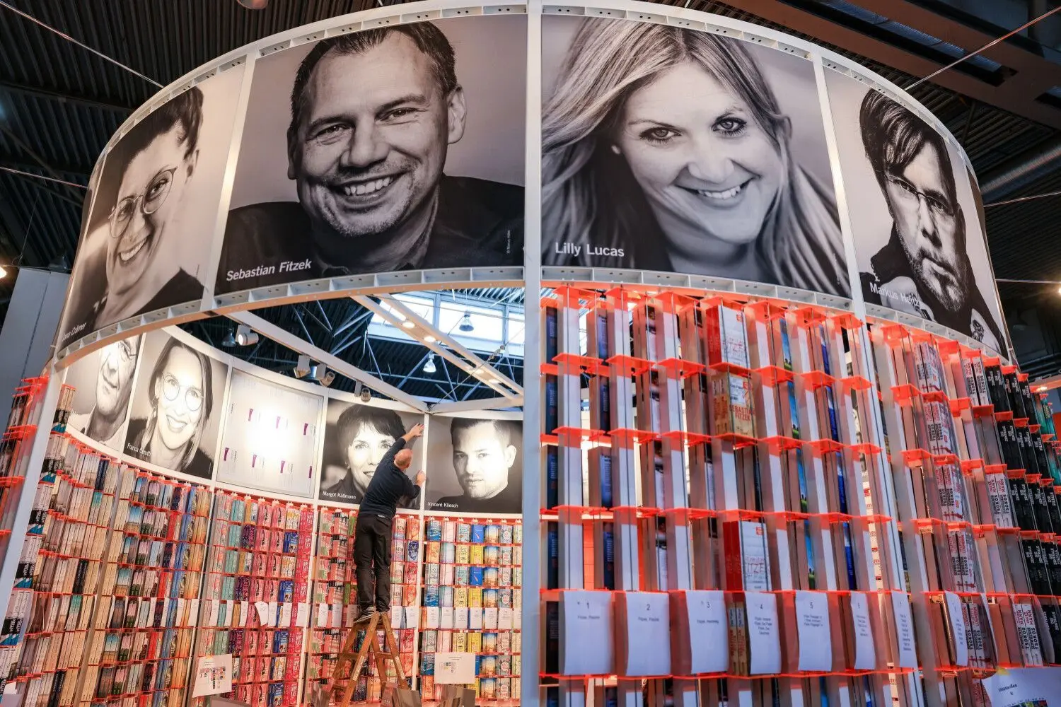 Buchmesse in Leipzig: Leipziger Buchmesse öffnet für Besucherinnen und ...