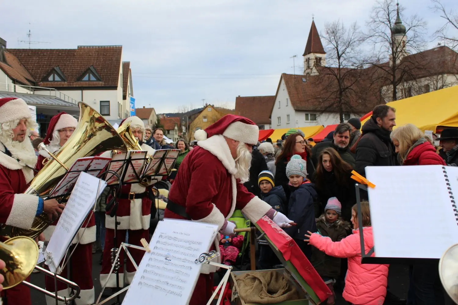 Mitten im Gedränge: Für mal flotte, mal besinnliche Töne sorgten die Musiker, Pardon, Nikoläuse, des Musikvereins Bisingen. Der Vereinschef verteilte eifrig Geschenke.