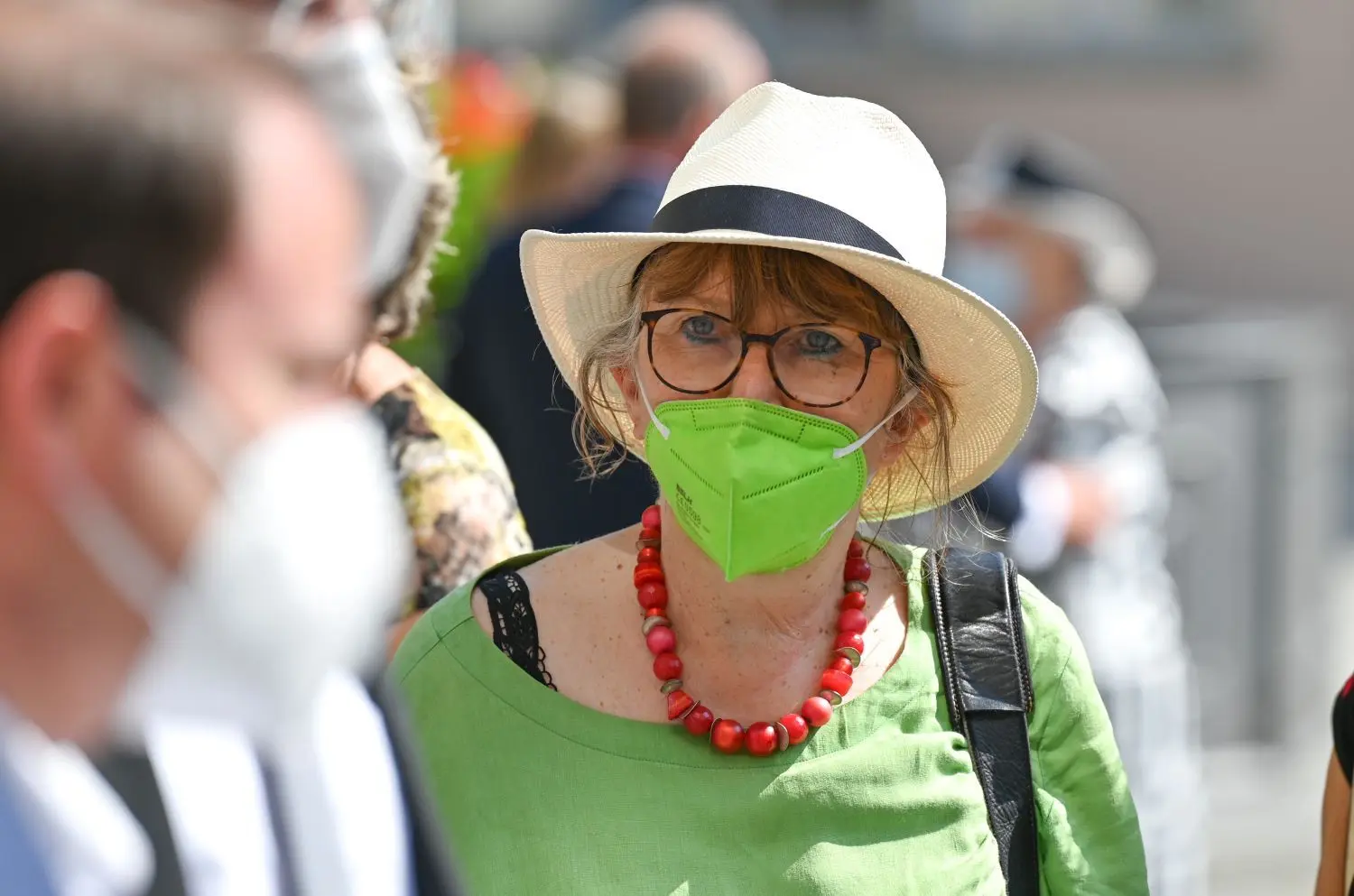 Farblich abgestimmt: Sigrid Räkel-Rehner mit grüner Maske.