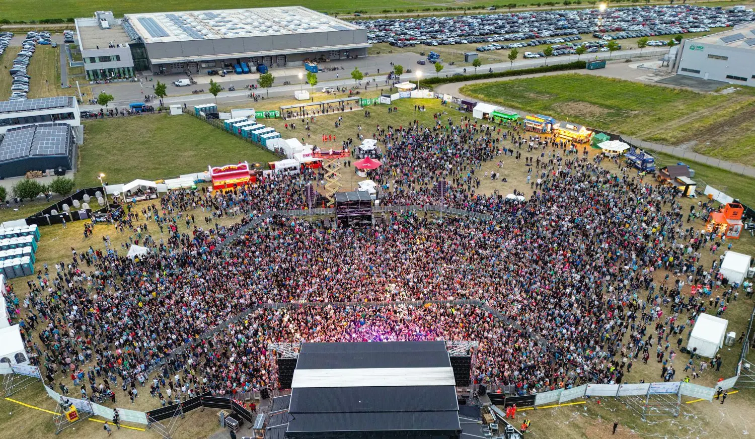 Das Bild einer Drohne zeigt die Zuschauermenge beim Mark-Forster-Konzert auf dem großzügigen Gelände im Solpark. ⇥