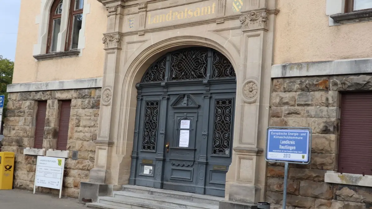 Bereits am Freitag wurde bekannt, dass der Metzinger OB Dr. Ulrich Fiedler doch noch Konkurrenz im Rennen um den Posten des Landrats bekommt. Den Namen des zweiten Kandidaten gab Pressesprecher Matthias Bauer am Montag bekannt.
Landratsamt Reutlingen Symbolbild Landkreis Kreisverwaltung