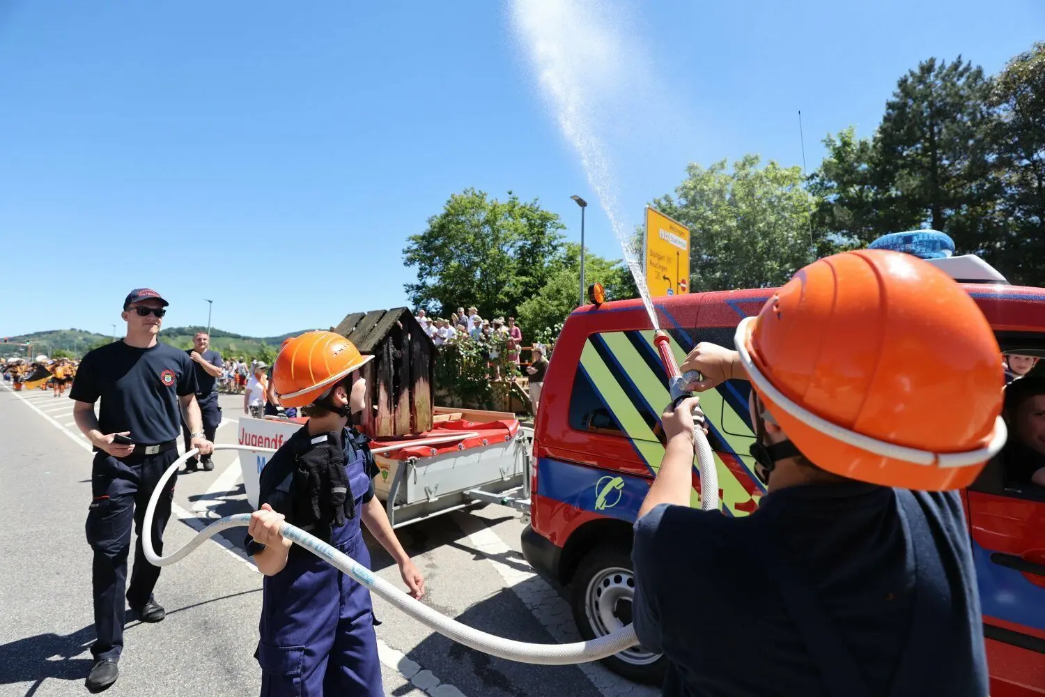 Die Jugend der Feuerwehr sorgt für Abkühlung.
