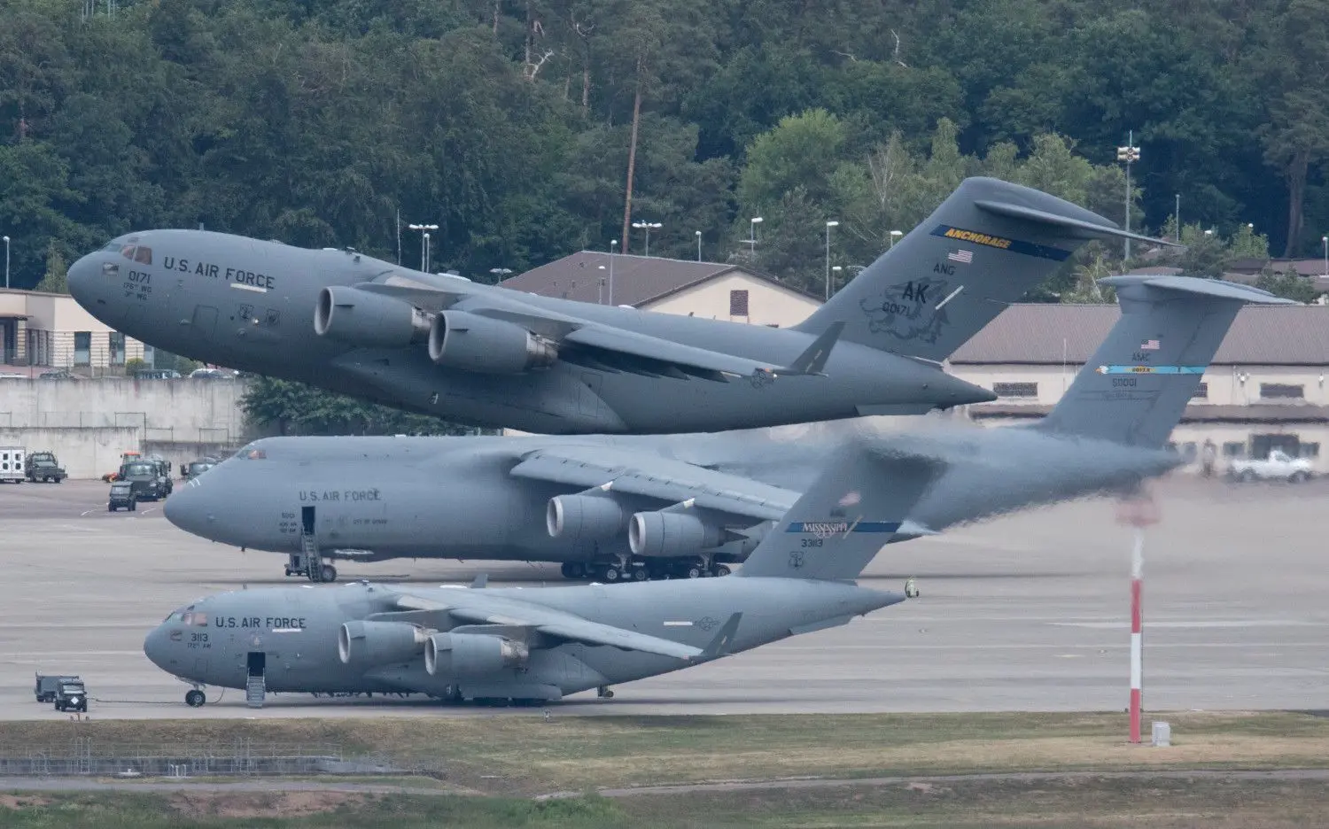 Eine US-Maschine startet von der Ramstein Airbase (Rheinland-Pfalz). Daran wird sich vorerst nichts ändern.⇥