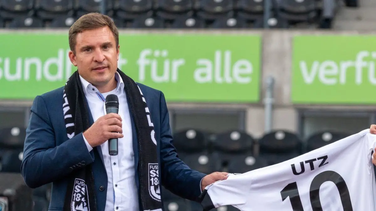 Firmenvorstand Philipp Utz (links) überreicht SSV-Geschäftsführer Markus Thiele das Trikot mit der neuen Rückenwerbung.
SSV Ulm gegen Elversberg Sponsor Utz