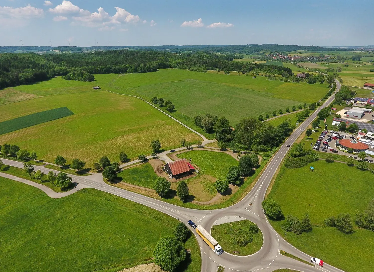 An der Landesstraße 1066 nach Mittelfischach sollen eine Tankstelle sowie Waschanlagen und ein Kärcher-Verkaufsshop gebaut werden. Ins Auge gefasster Baubeginn ist im Frühjahr 2018 mit den Erschließungsarbeiten.