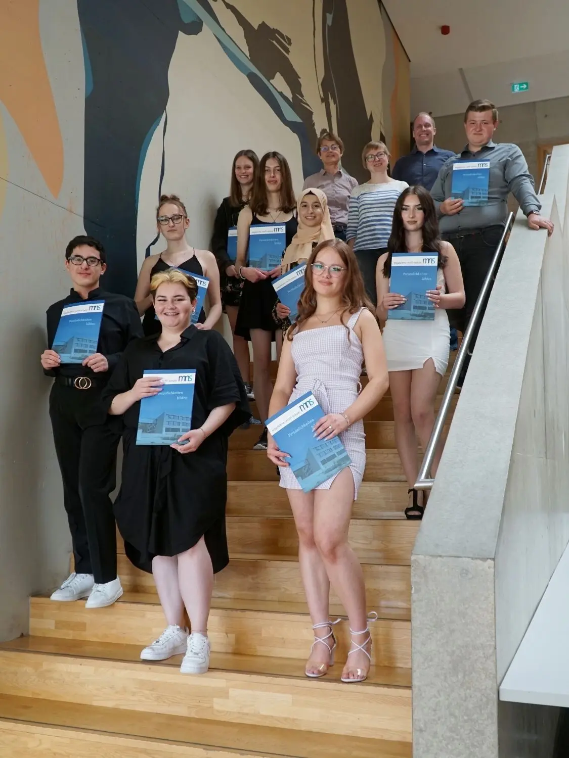 Abschlussklasse P2:Hala Al-Jaffal, Lara-Franziska Grützmann, Antonino Palazzolo, Bianca Rieger, Kristina Schuller, Leonie Seiz, Alexandra Timu und Matthias Ummendorfer. ⇥