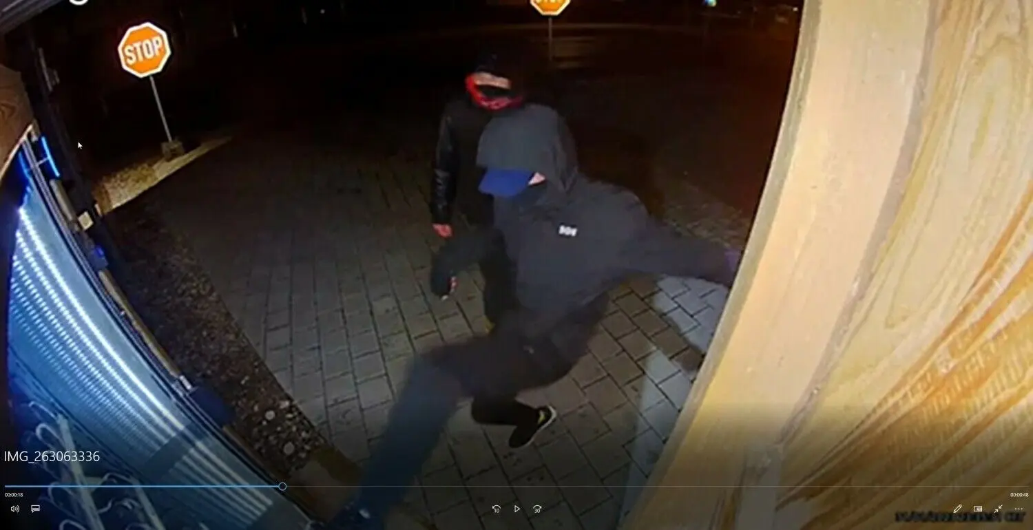 Brachial-Attacke mit Fußtritten: Junge Männer haben in Neu-Ulm nahe Evobus einen Automaten schwer beschädigt. Der Besitzer lobt eine Belohnung aus.