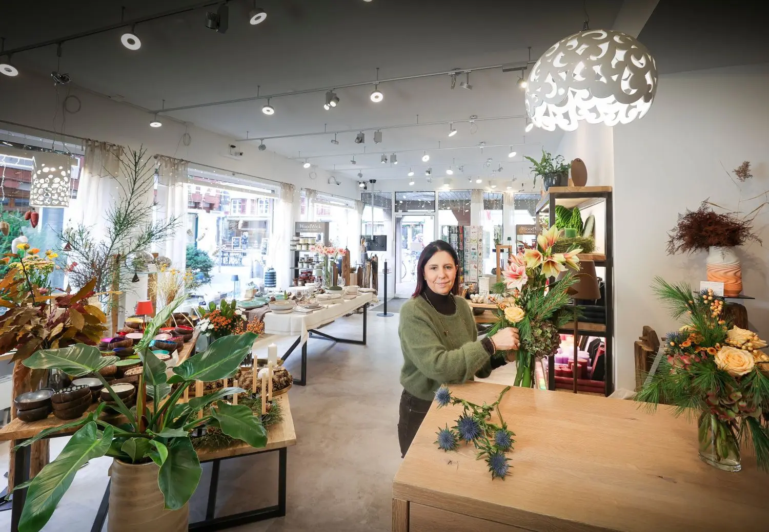 Bei Martina Holm sind echte Blumen ihre Ware und gleichzeitig Laden-Deko.⇥
