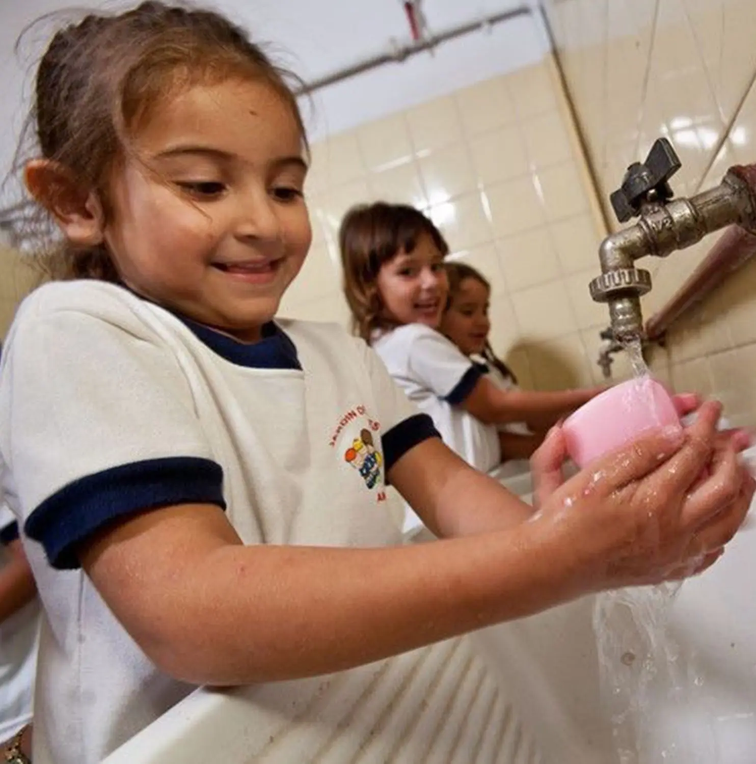 Ob in Bulgarien (Bild), im Kongo oder neuerdings in Afghanistan: „Kinder brauchen Frieden“ hat seit 30 Jahren die Schwächsten im Blick.⇥