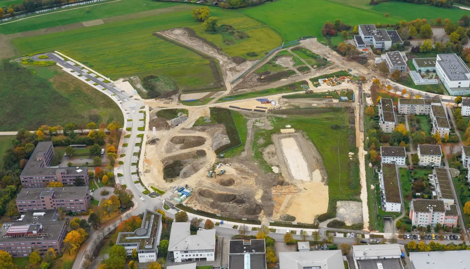 Das Baugebiet „Am Illerpark“ in Neu-Ulm nimmt Form an. Links ist die verlängerte Filchnerstraße zu sehen, dort sollte sich Conti ansiedeln. Von dort aus wird an einer Verlängerung der Humboldstraße gearbeitet. Der langgezogene Schotterstreifen rechts im Bild zeigt an, wo Altlasten ausgehoben wurden.